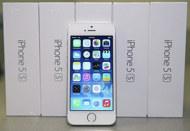 iPhone 5S chinh hang giam gia truoc suc ep tu may xach tay hinh anh