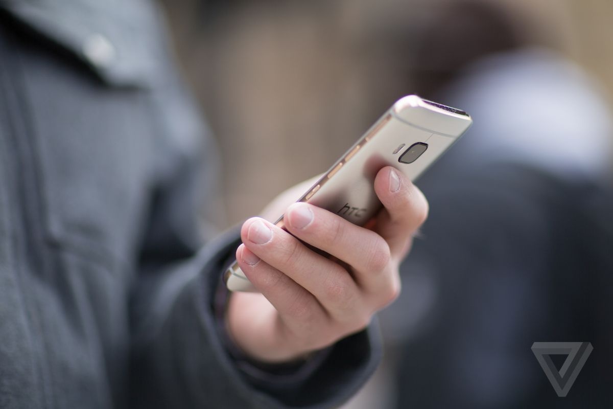 HTC - chu ca be bi Apple, Samsung kim kep hinh anh