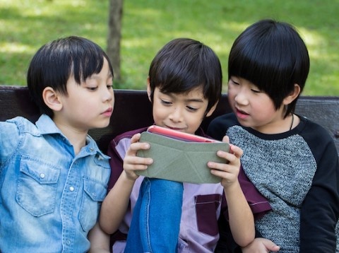 Tre em dung iPad, smartphone: Dau la diem dung? hinh anh