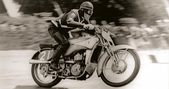 Ewald Kluge cùng chiếc DKW 250SS có tăng áp