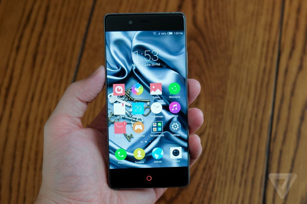 Nguoi My dao dong truoc lan song dien thoai Trung Quoc hinh anh