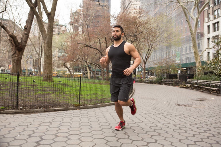 Áo phông của Hexoskin có khả năng thu thập mọi thông tin cần thiết về hoạt động thường ngày của người dùng. Ảnh: Cnet.