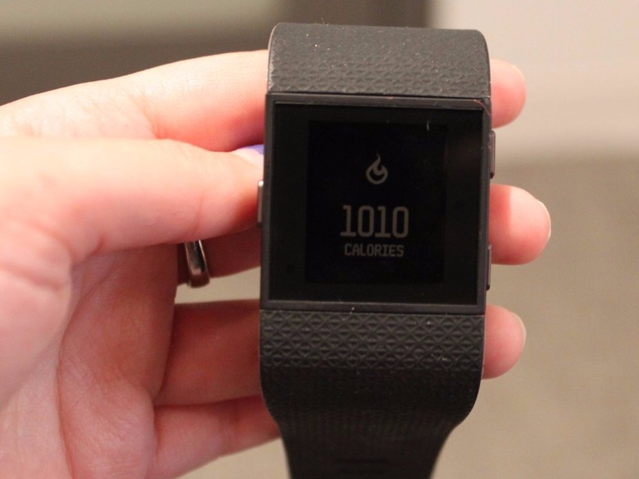 Fitbit Surge có giá bán lẻ <abbr class=