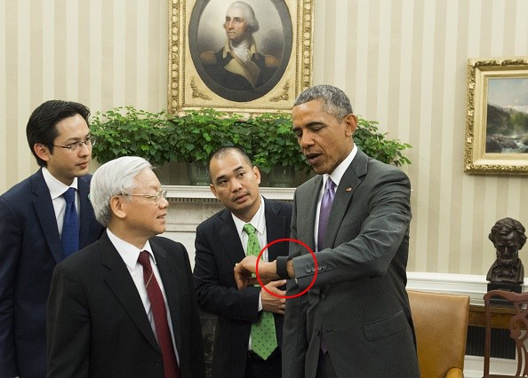 Tong thong My Obama dung smartwatch gi? hinh anh