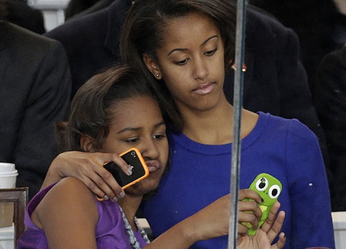 Tong thong Obama cam con dung dien thoai trong bua an hinh anh