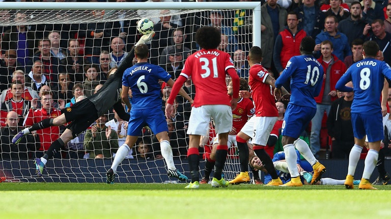 Pha cứu thua không tưởng của De Gea trong trận gặp Everton.