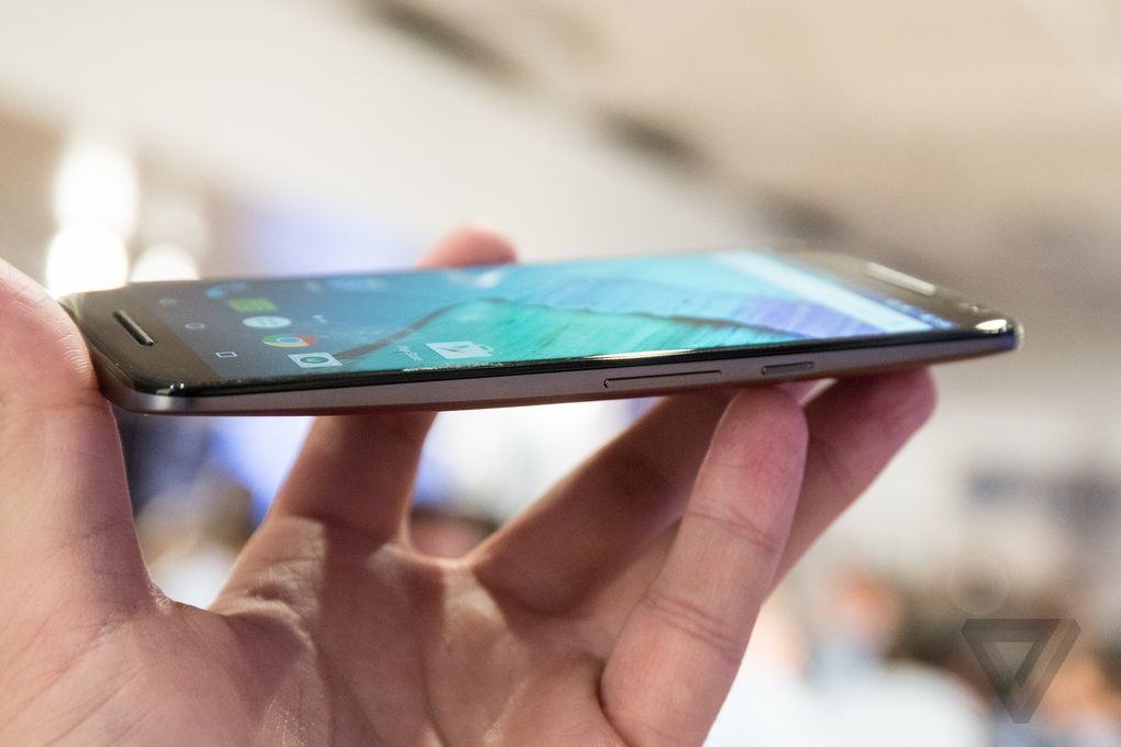 Anh thuc te smartphone bom tan Moto X Style gia 400 USD hinh anh