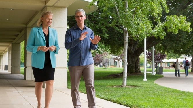 CEO IBM, Ginni Rometti và CEO Apple, Tim Cook trong bức ảnh được 2 bên công bố vào ngày hợp tác.