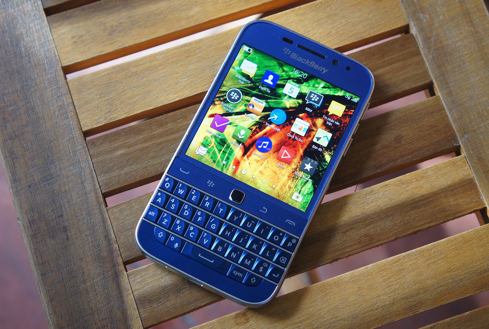 BlackBerry Classic xach tay xanh cobalt ve VN gia 8,5 trieu hinh anh