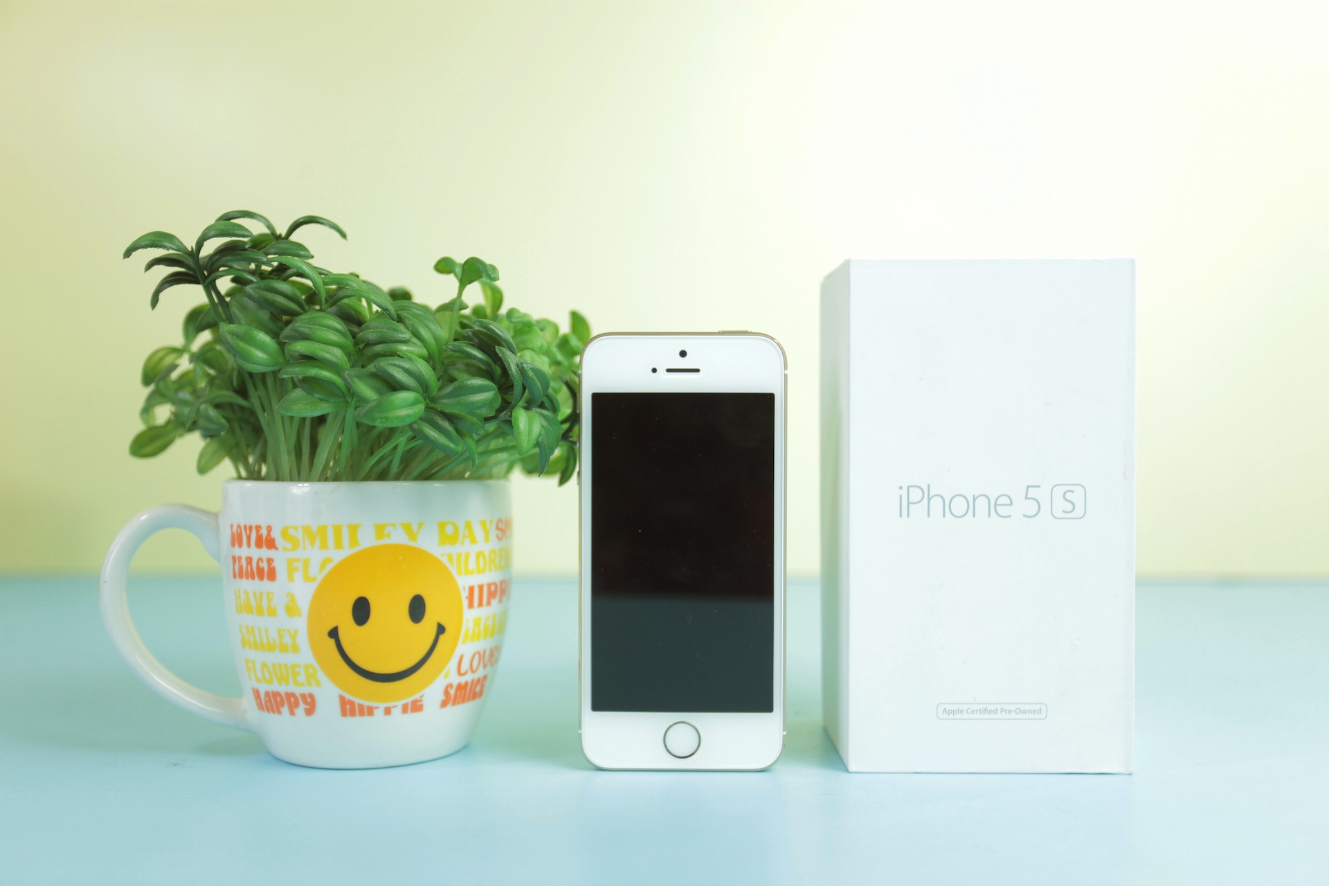 Hộp đựng máy khác biệt so với iPhone mới. Ảnh: Lạc Huy.