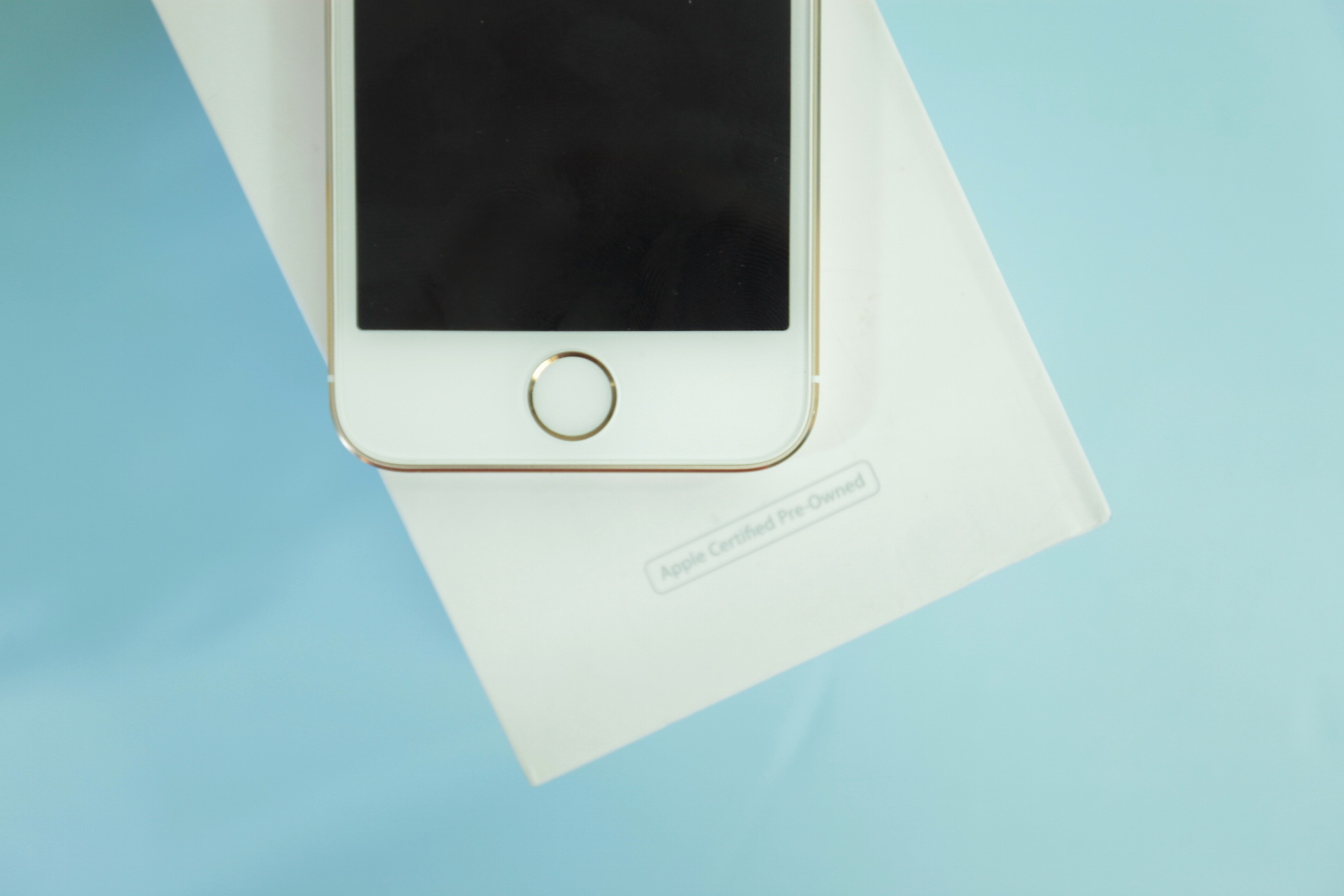 Chất lượng phần cứng, ngoại hình của iPhone 5S refurbished không thua kém máy mới. Ảnh: Lạc Huy.