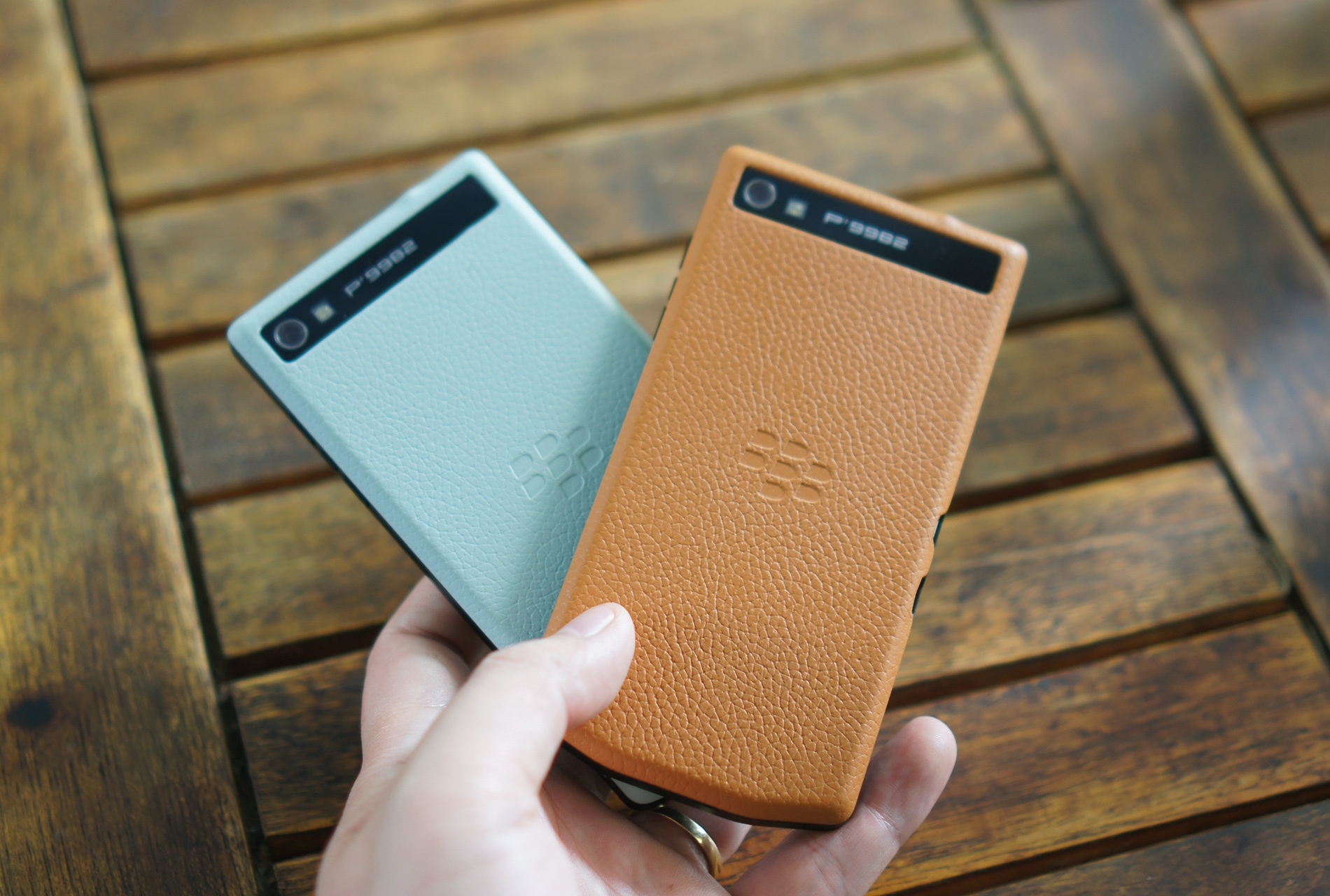 BlackBerry P9982 sieu sang them 2 mau moi ve Viet Nam hinh anh