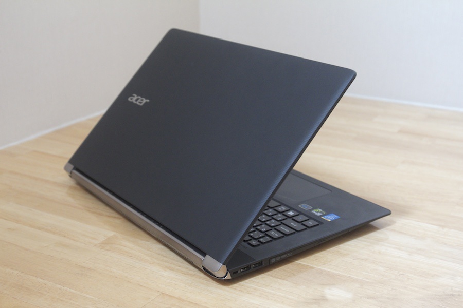 Laptop choi game mong nhe tu Acer hinh anh