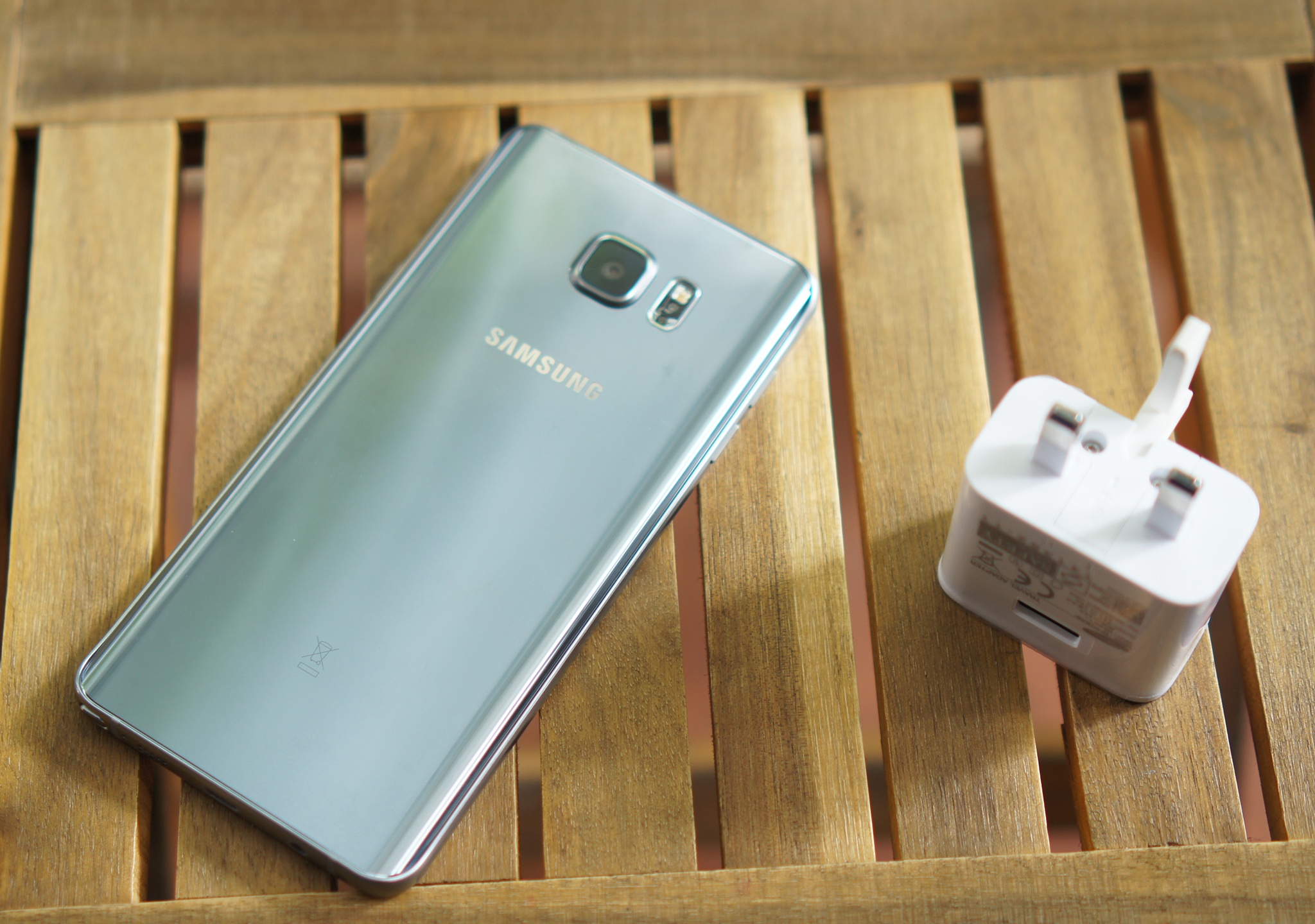 Củ sạc 3 chấu là một trong những điểm khác biệt của máy so với bản 1 SIM. Ảnh: Thành Duy