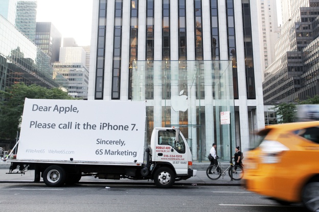 Hang quang cao ti hon yeu cau Apple bo qua ten goi iPhone 6S hinh anh