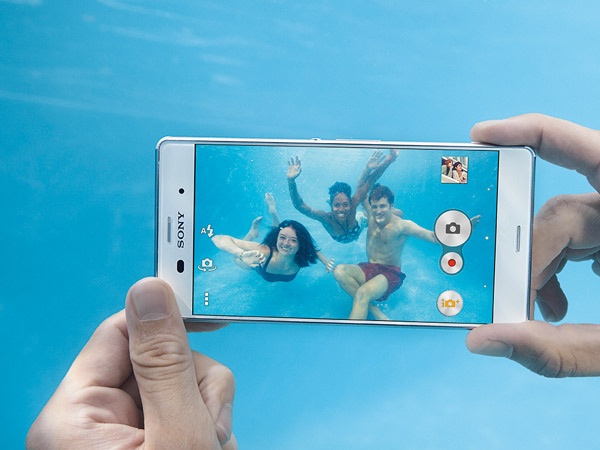 Sony khong khuyen khich su dung smartphone duoi nuoc hinh anh