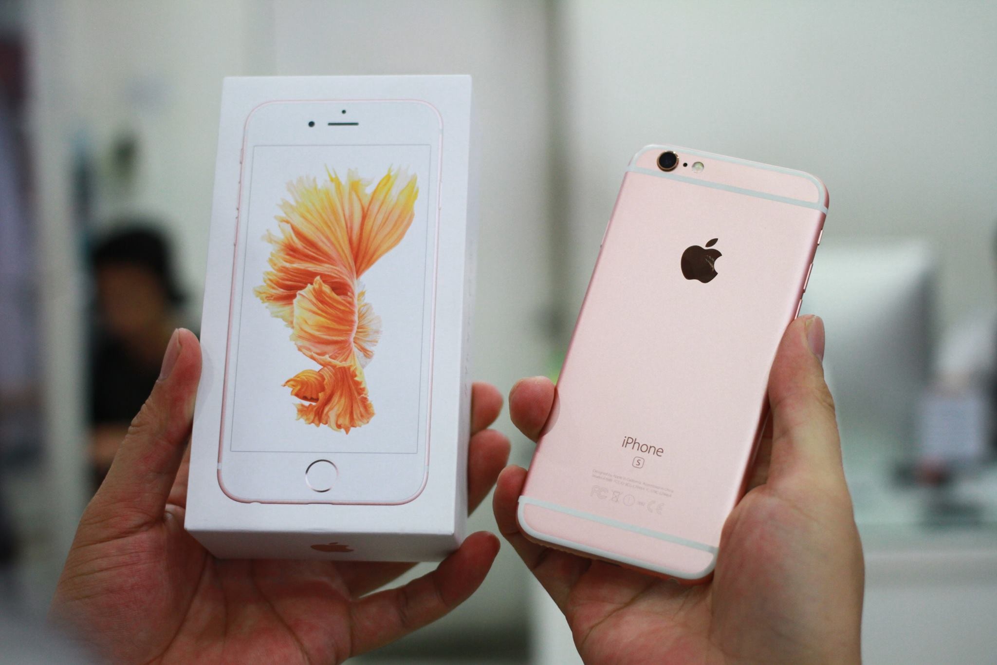 Mo hop iPhone 6S vang hong dau tien tai Viet Nam hinh anh