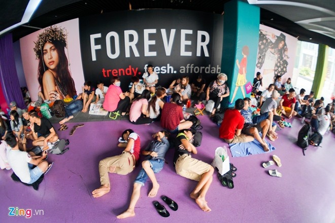 Người Việt chờ mua iPhone 6S tại Singapore. Ảnh: Duy Tín.