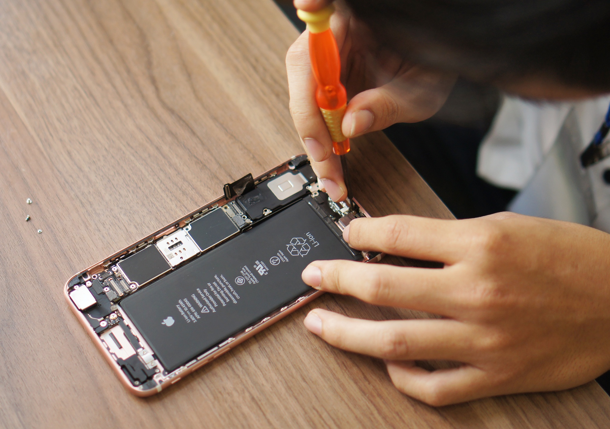 iPhone 6S Plus dau tien bi thao tung linh kien tai VN hinh anh