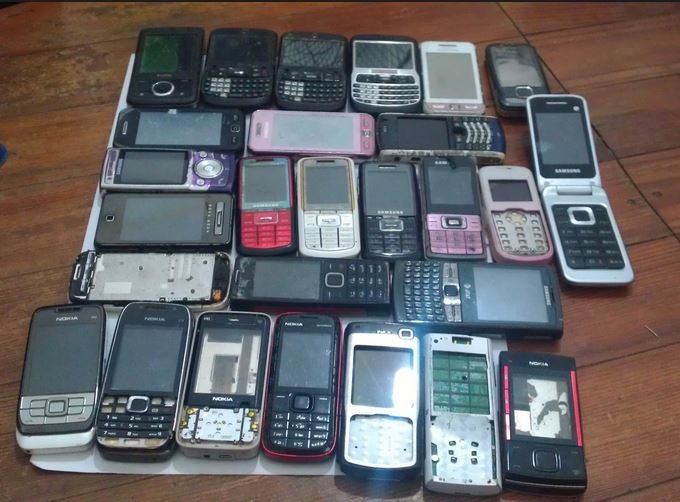 Thu giu hon 100 dien thoai di dong cu tu Nhat ve Viet Nam hinh anh