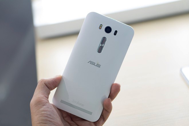 Asus them mau Zenfone lay net bang laser gia 4 trieu tai VN hinh anh