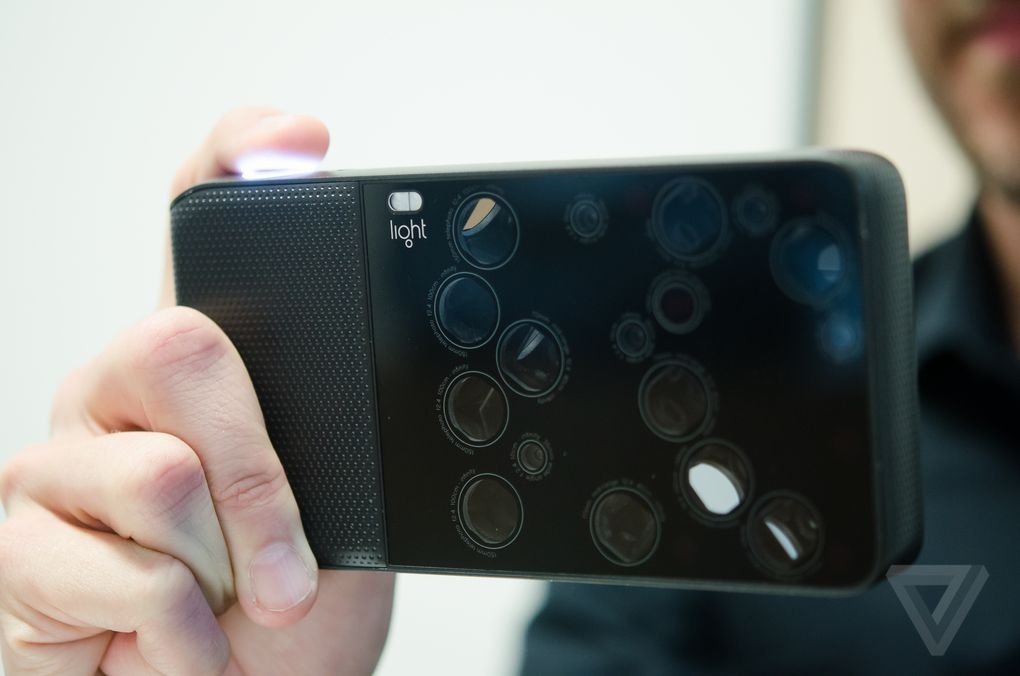 May anh co 16 cum camera ben trong hinh anh