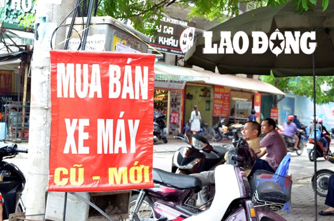 ân buôn, “cò” xe máy ngồi la liệt ở khu vực quanh chợ xe máy cũ Dịch Vọng để săn hàng.