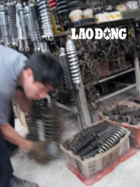Phía sau vỏ bọc kinh doanh xe cũ, nhiều dân buôn đang mở rộng hoạt động phân phối phụ tùng nhập lậu cho thị trường.