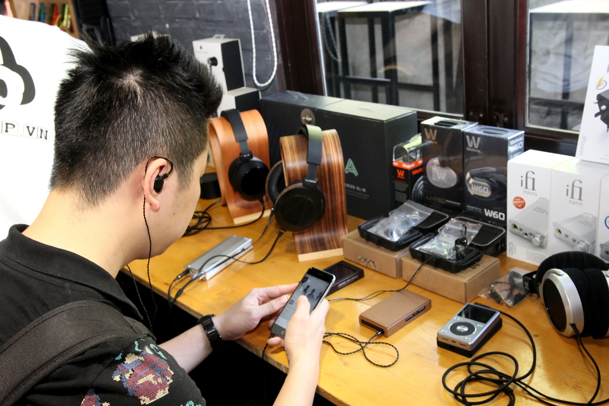 Sony gioi thieu may nghe nhac ZX100 gia 10 trieu tai Ha Noi hinh anh