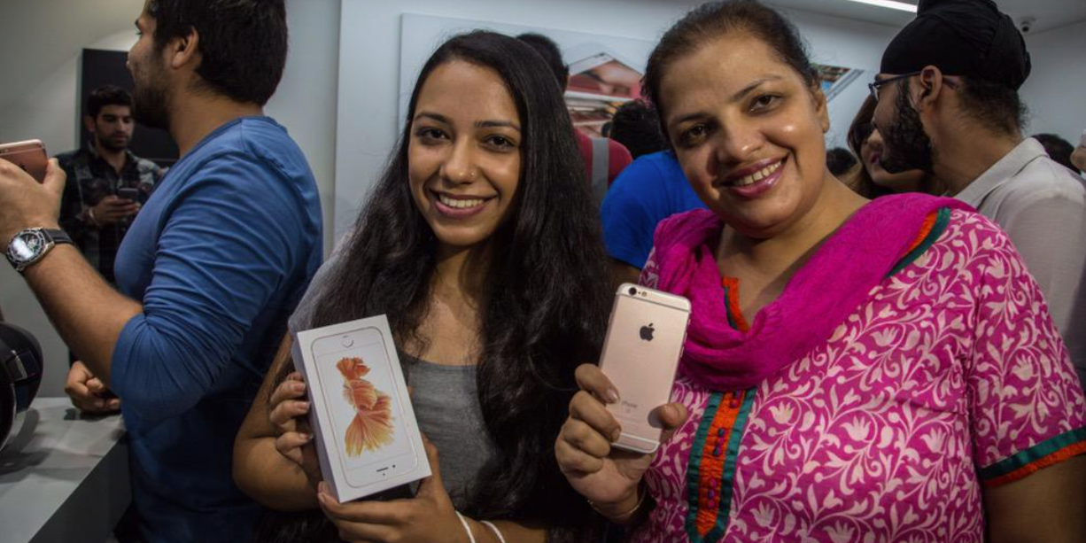 Nguoi An Do tho o voi iPhone 6S vi gia cao hinh anh