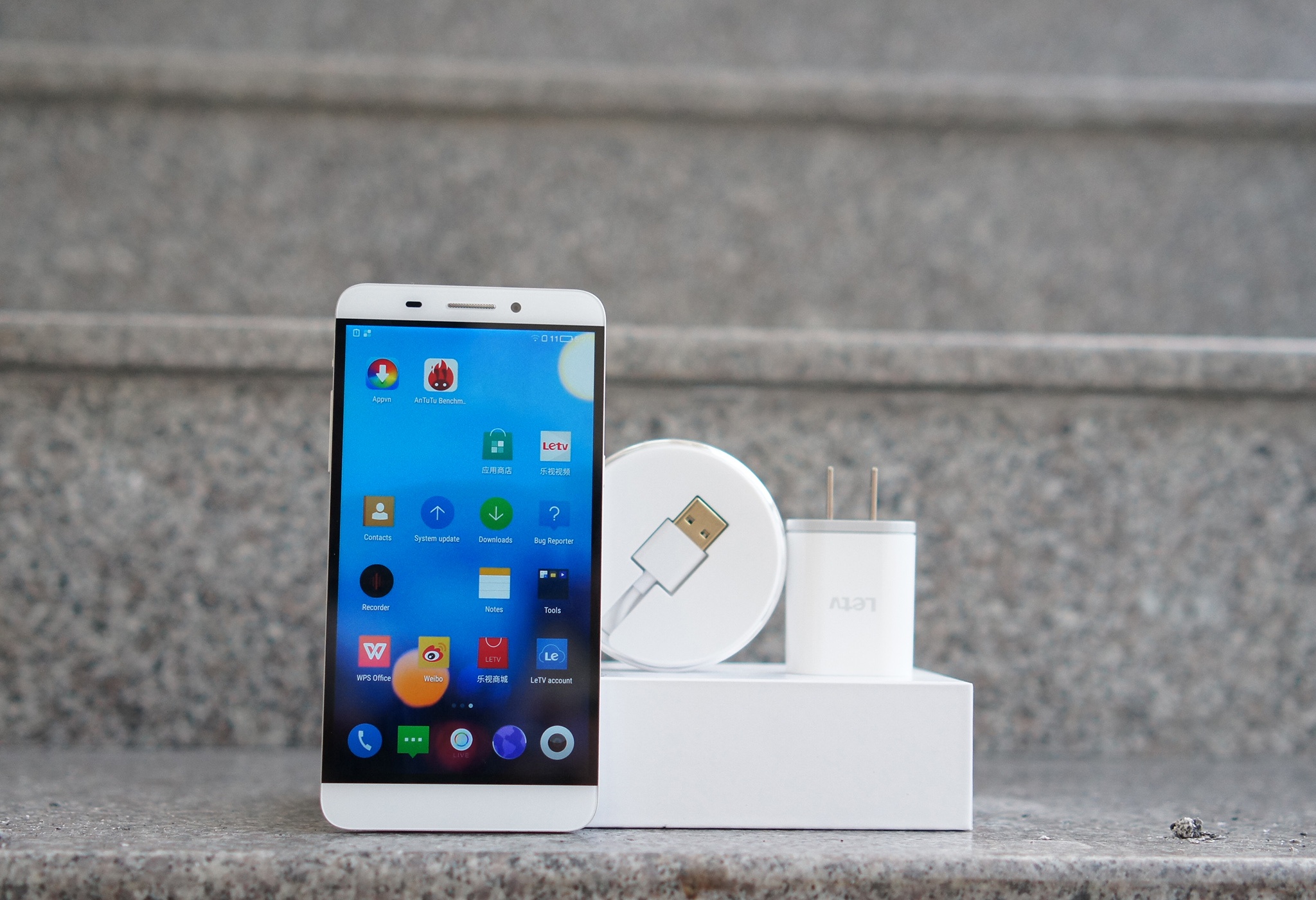 Smartphone RAM 3 GB, gia 4 trieu tu thuong hieu moi noi hinh anh