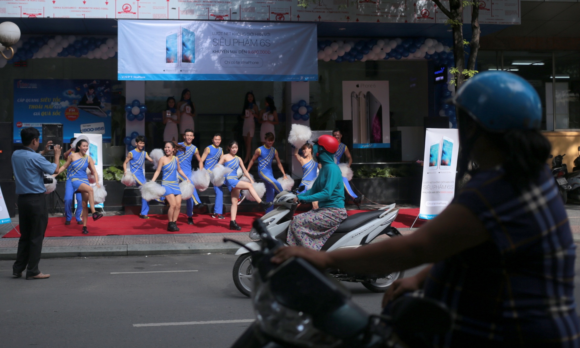 Màn hoạt náo của nhân viên cửa hàng VinaPhone (quận 1, TP HCM) dành cho người qua đường. Ảnh: Nhật Nguyên.