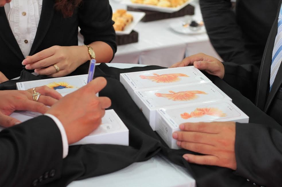 Lượng hàng dồi dào và nhiềm điểm bán là lý do không có khách xếp hàng chờ iPhone 6S. Ảnh: Khương Nha.