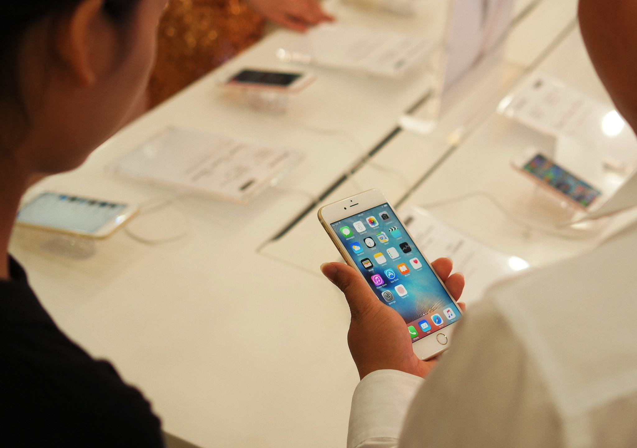 Nhieu noi pha gia iPhone 6S chinh hang hinh anh