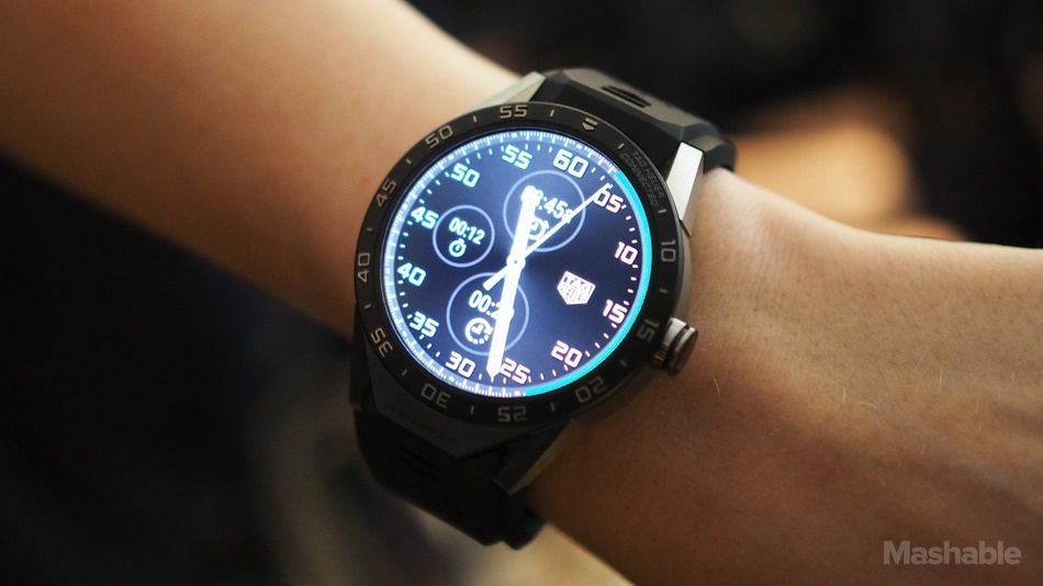 Tag Heuer tung smartwatch sieu sang gia 1.500 USD hinh anh