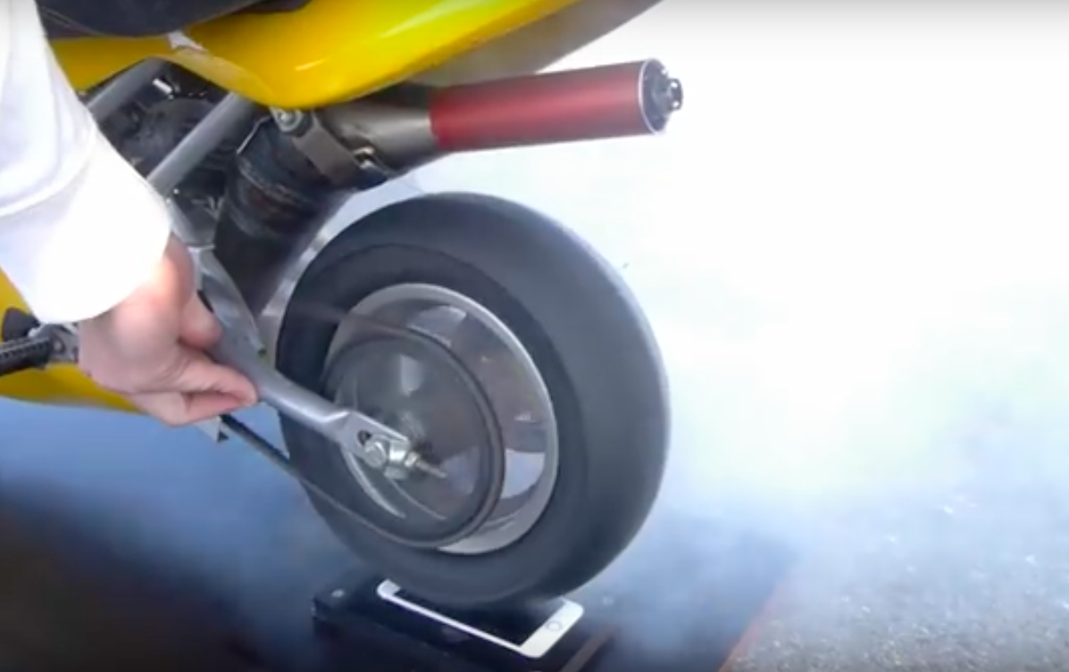 Tra tan iPhone 6S bang man dot lop moto hinh anh