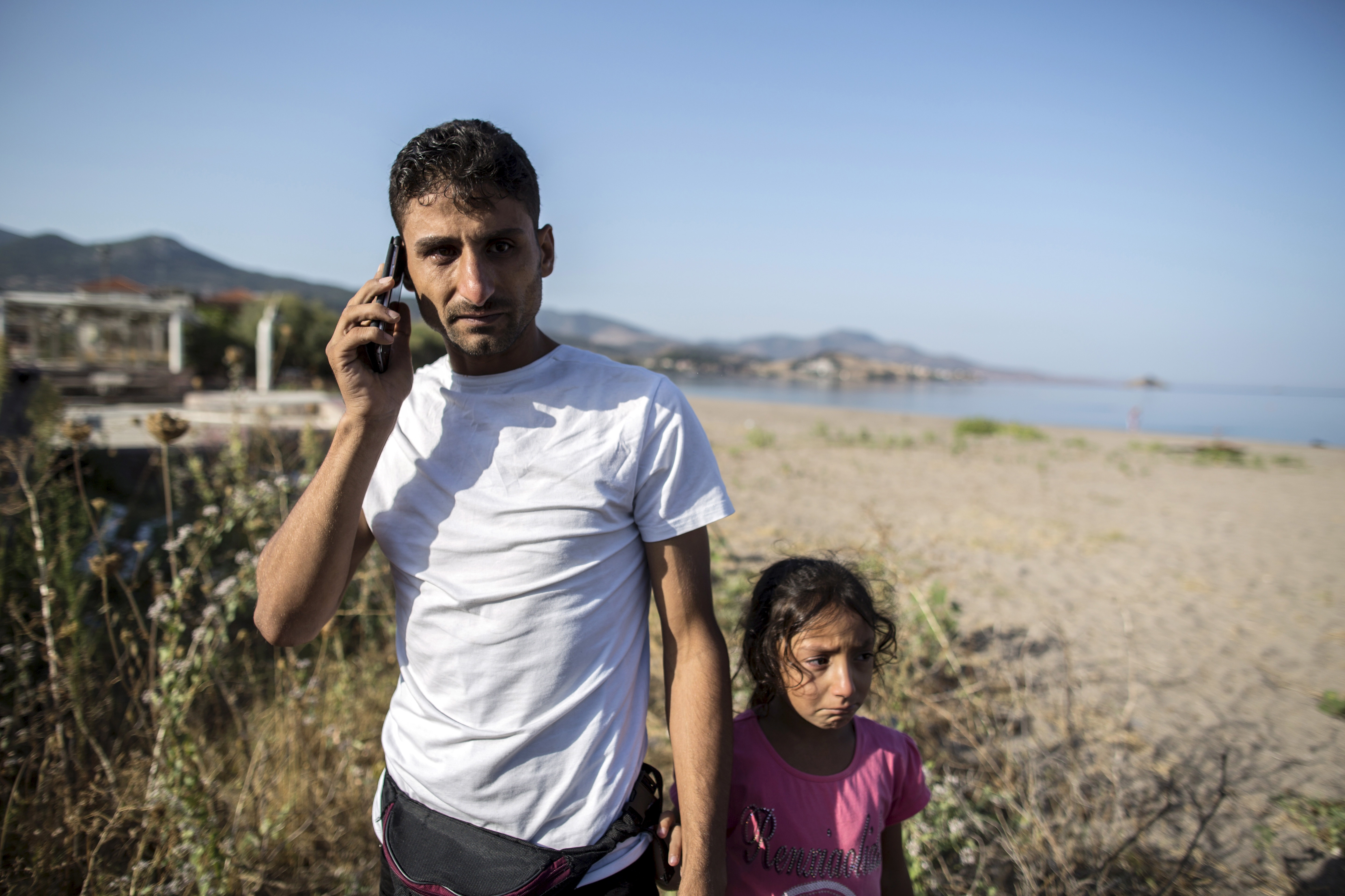 Nhung chiec dien thoai quy nhu vang cua nguoi ti nan Syria hinh anh