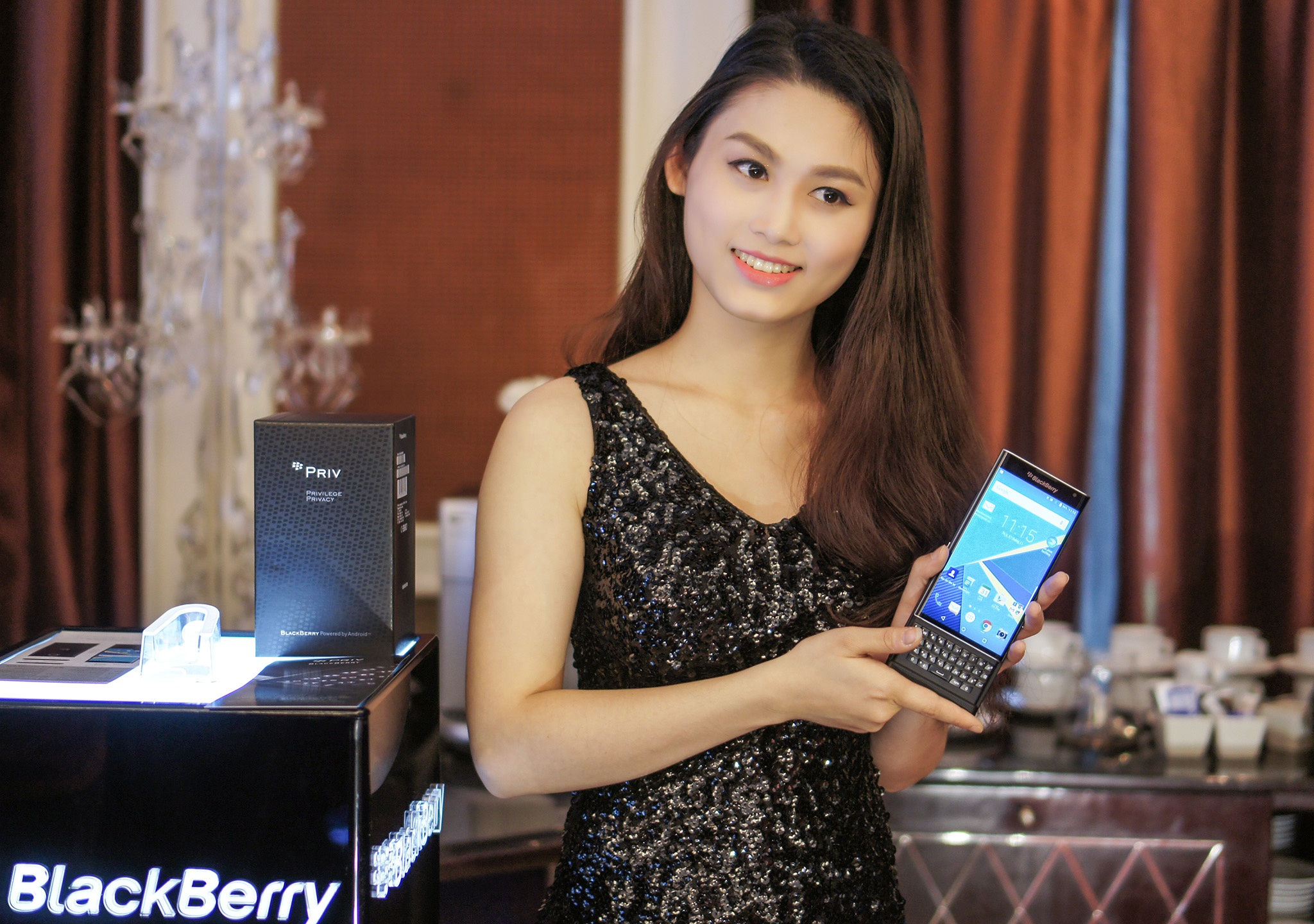 BlackBerry Priv: 'Du tiec muon phai co phao hoa, champagne' hinh anh