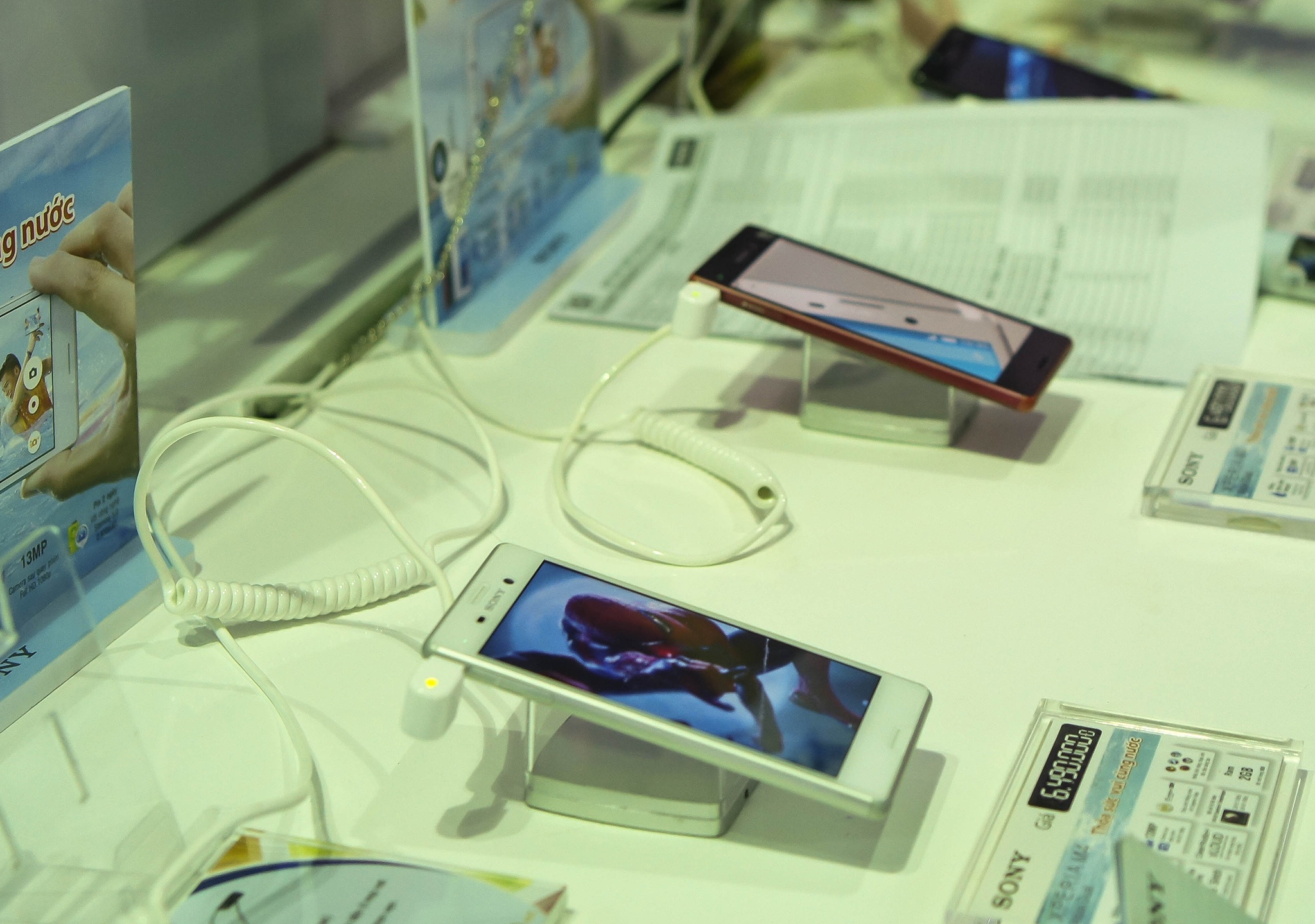 Xperia Z5, Z3+ dong loat giam gia ca trieu dong hinh anh