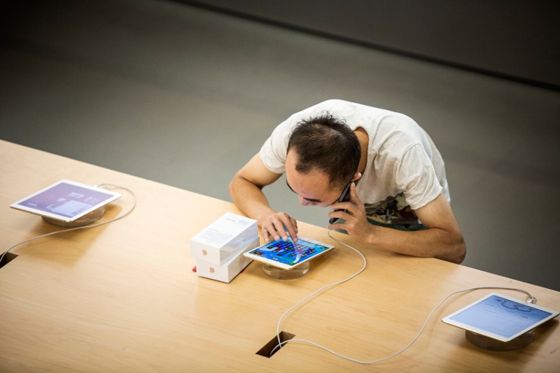 Buc tranh tuong phan cua iPhone va iPad tai Viet Nam hinh anh