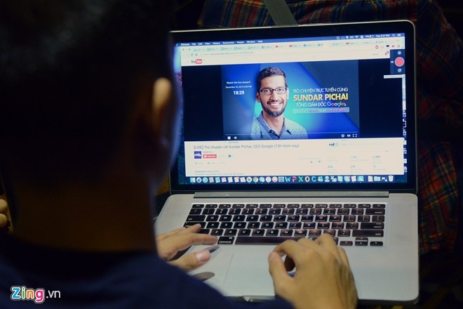 Buổi gặp gỡ của CEO Google Sundar Pichai với giới khởi nghiệp trong nước bắt đầu lúc 3h chiều 22/12 nhưng công tác chuẩn bị diễn ra nhiều giờ trước đó. Ban tổ chức tiến hành phát live streaming buổi nói chuyện này trên YouTube.