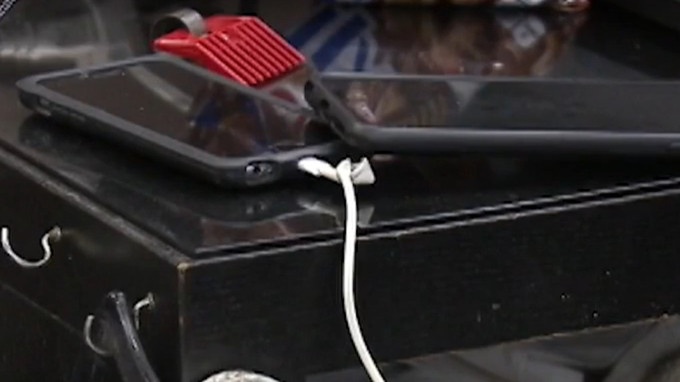 Them truong hop iPhone bat lua khi sac hinh anh