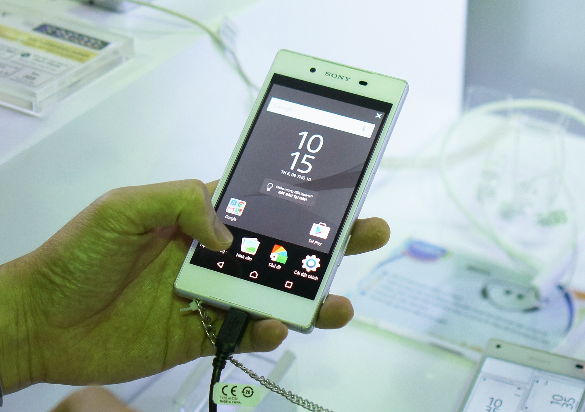 Xperia Z5 Compact giam gia sau o muc 5 trieu dong hinh anh