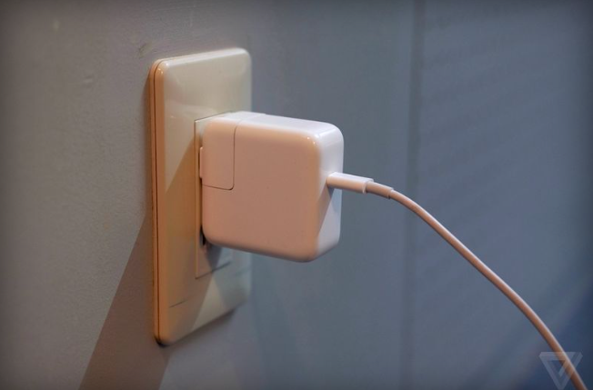 Apple thu hoi sac may Mac, iPad co nguy co gay giat dien hinh anh