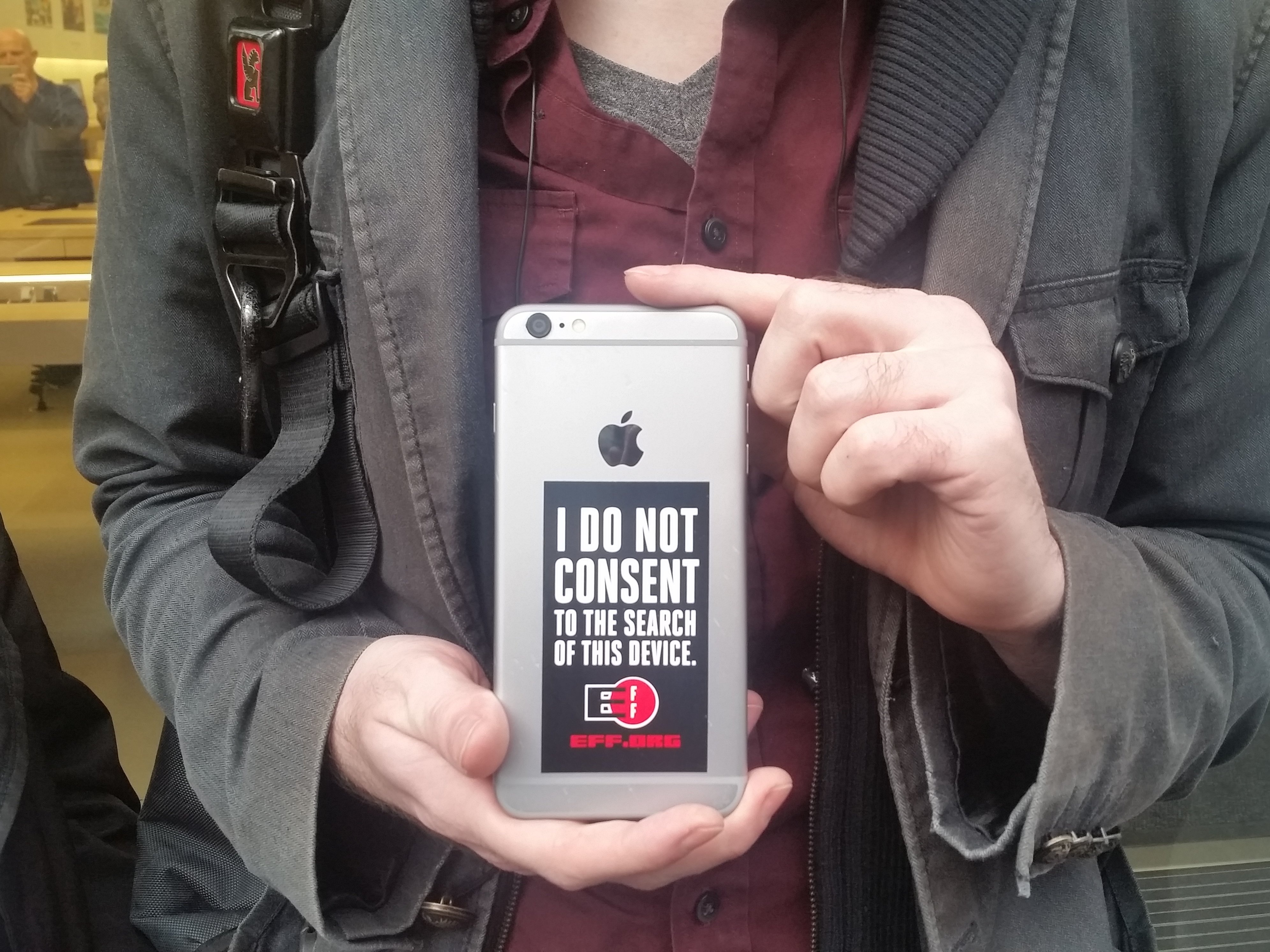 Bieu tinh ung ho Apple trong cuoc chien voi FBI hinh anh