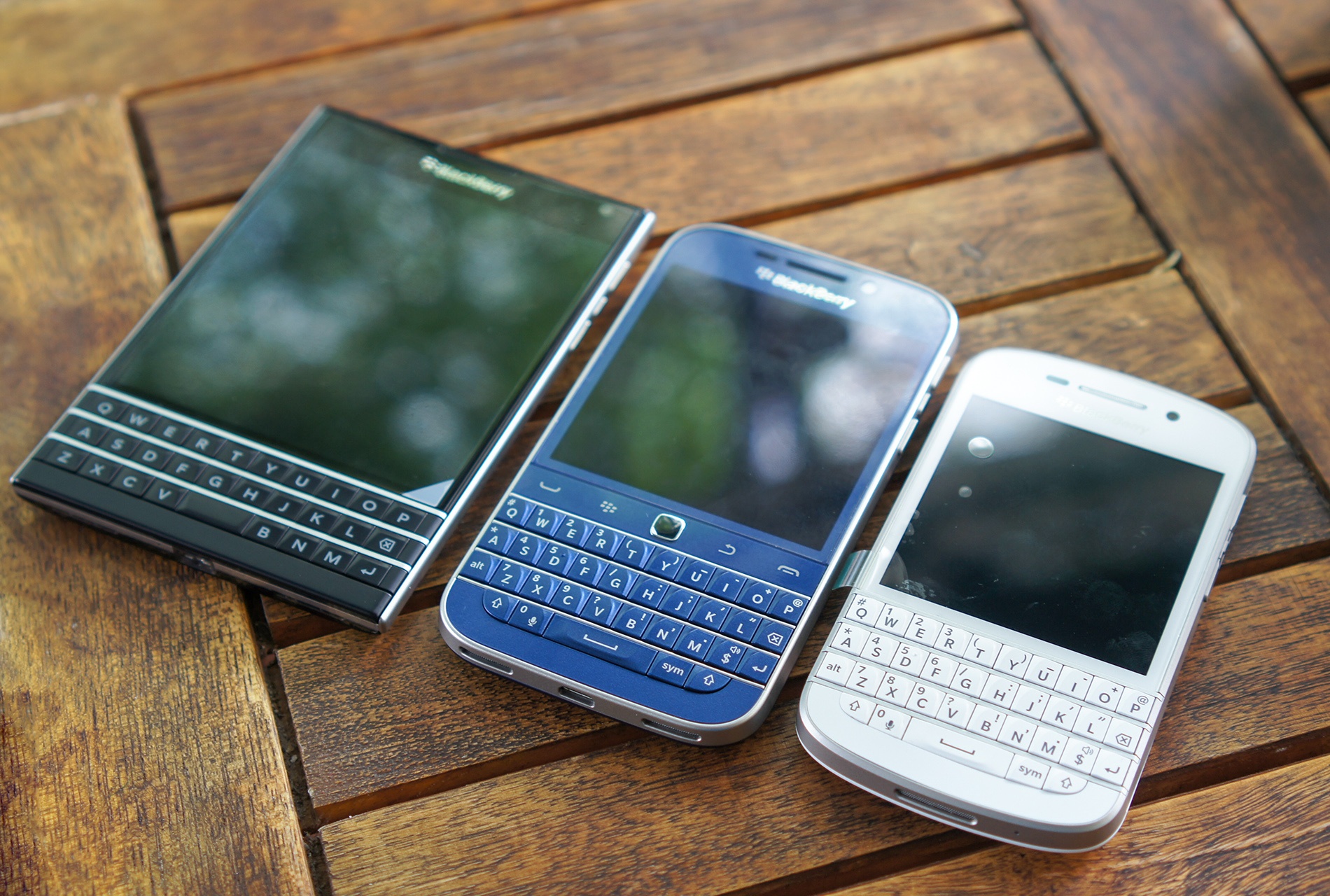 Di dong xach tay lep ve truoc lan song chinh hang hinh anh