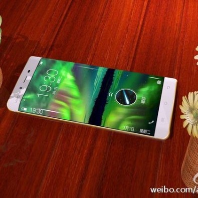 Smartphone RAM 6 GB lo anh man hinh cong tuyet dep hinh anh