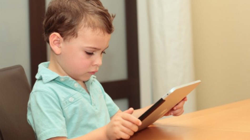 Cha me co the bi kien vi dang anh con cai tren Facebook hinh anh