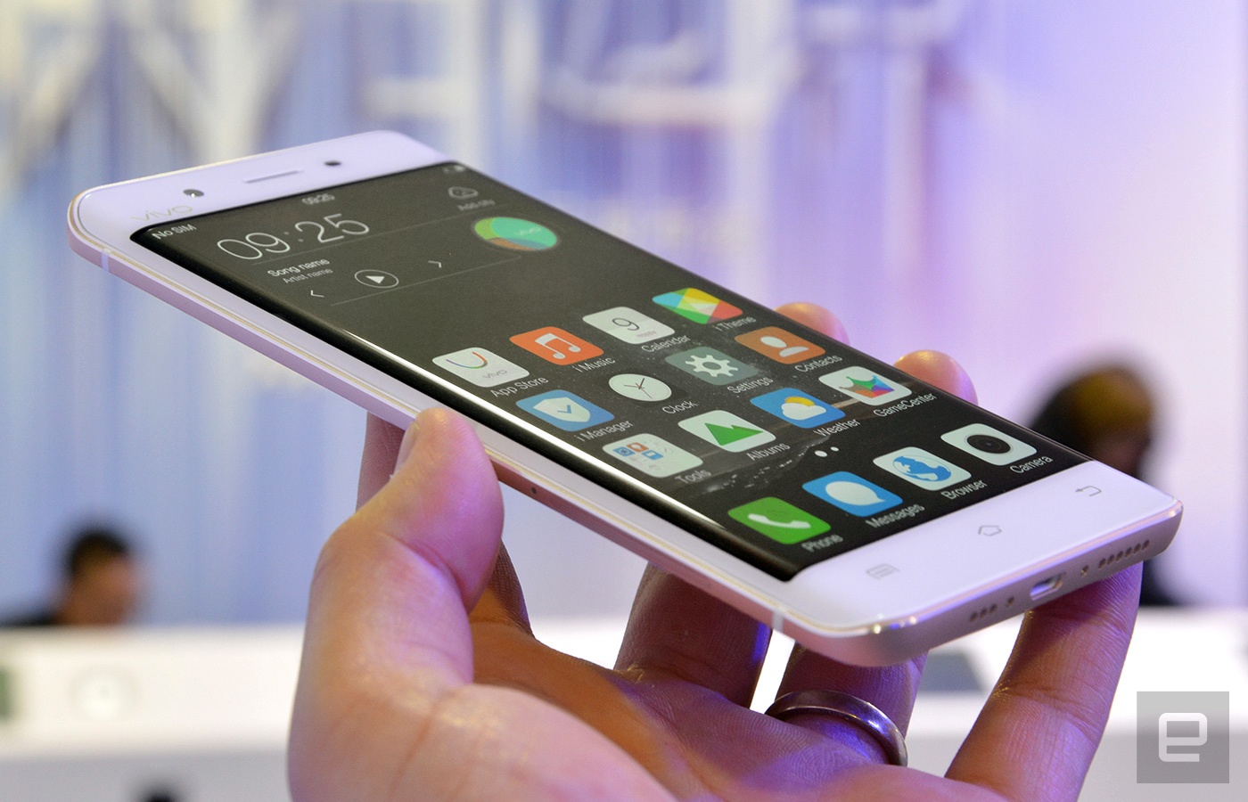 Can canh smartphone man hinh cong, RAM 6 GB hinh anh