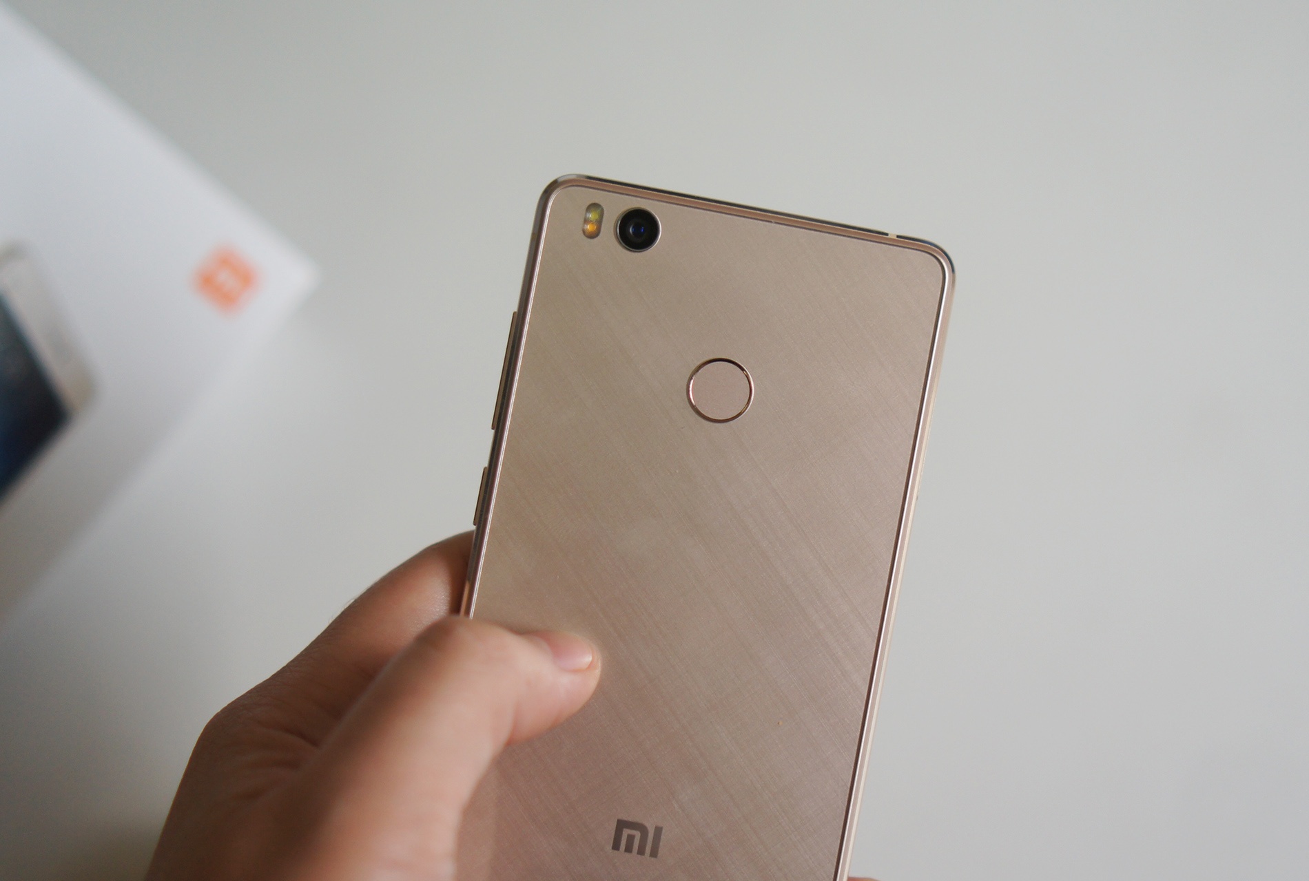 Xiaomi Mi 4s dang dep, cau hinh cao gia gan 7 trieu tai VN hinh anh